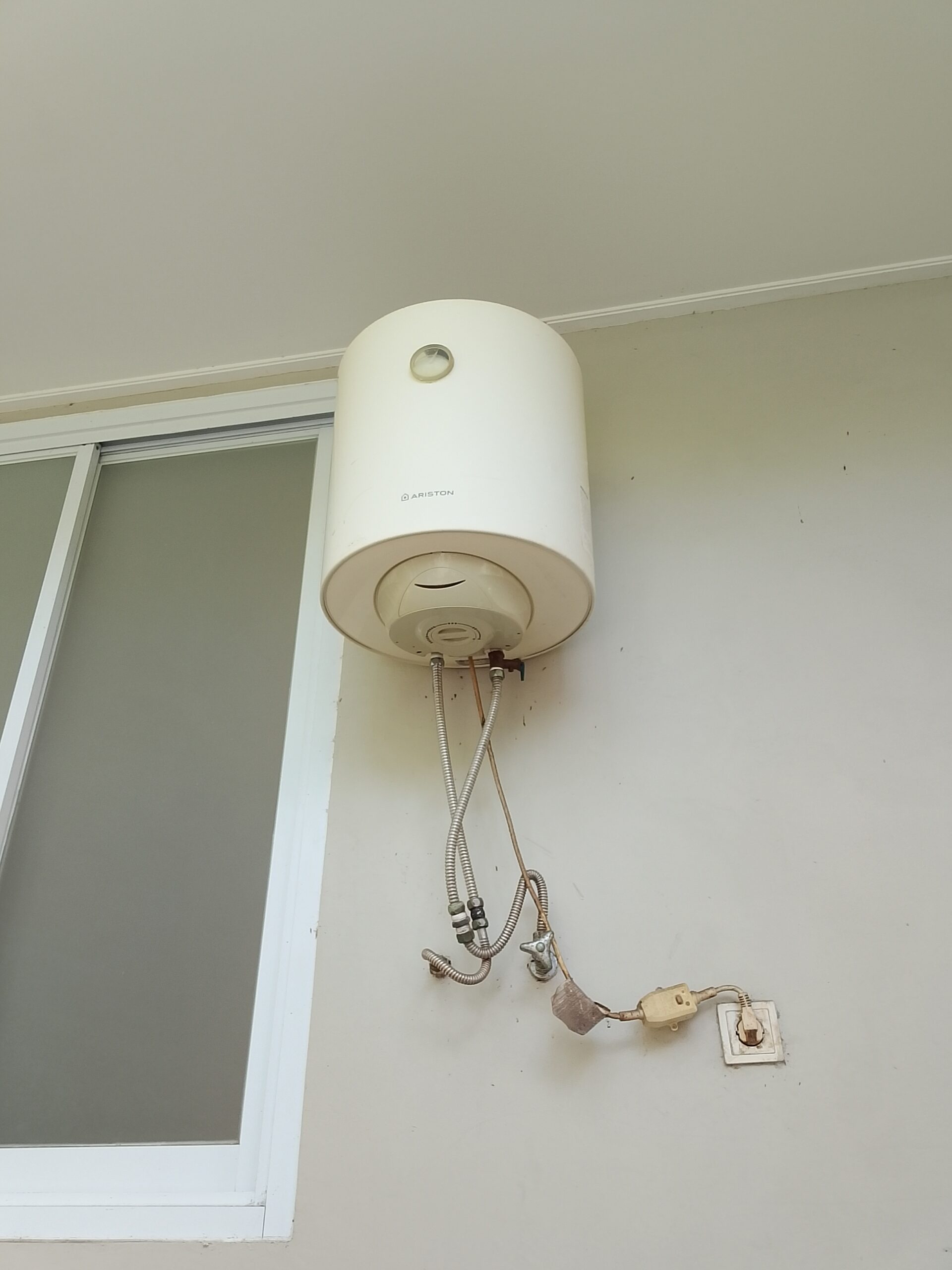 Authorized Service Water Heater Ariston Gayungan Surabaya menyediakan layanan home service dengan teknisi profesional. Hubungi 0823-1052-8415 untuk servis cepat, perawatan rutin, instalasi, dan perbaikan semua tipe water heater Ariston.