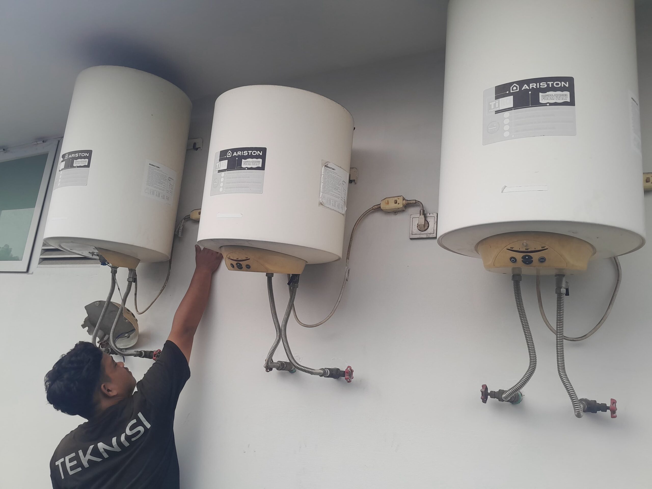 Teknisi Service Ariston Kebayoran Lama | Solusi Perawatan & Perbaikan Produk Ariston ( 0823-1052-8415) Layanan service Center Ariston